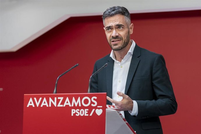 Archivo - El portavoz adjunto del PSOE en el Congreso, Felipe Sicilia, responde en una rueda de prensa tras la reunión de la Comisión Ejecutiva Federal Plenaria del PSOE en la sede socialista de la calle Ferraz, a 25 de octubre de 2021, en Madrid, (Espa