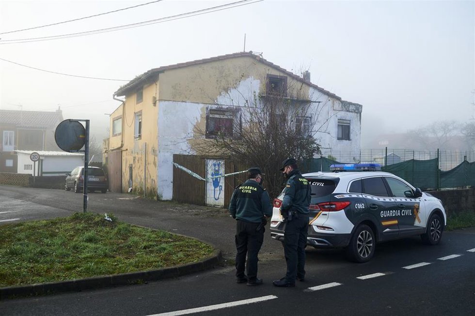 Guardias civiles en la vivienda donde residían una mujer y su hija asesinadas presuntamente por su expareja y padre en Liaño de Villaescusa