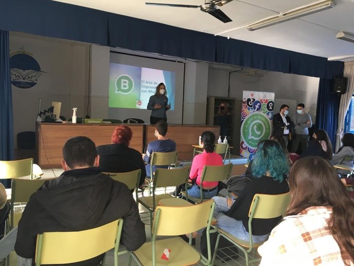 La asesora del programa del IAH en Almería, Rosa Maldonado, en el IES 'La Albaida'