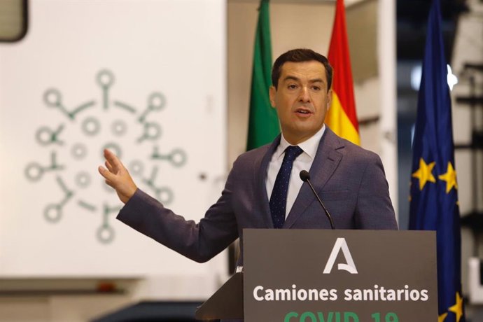 Archivo - El presidente de la Junta de Andalucía, Juanma Moreno, en rueda de prensa en Málaga en noviembre de 2020.