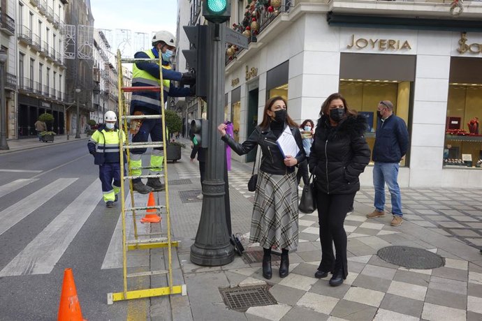 La concejal de Movilidad de Granada, Raquel Ruz, junto a uno de los semáforos.