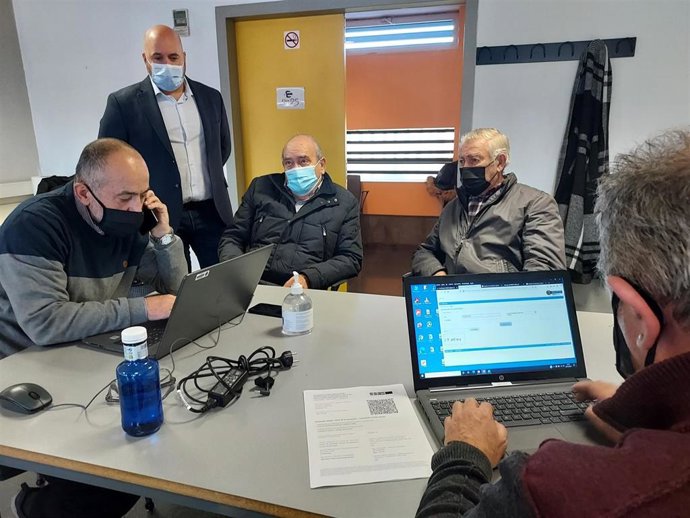 El concejal de Acción Social de Barakaldo, Mikel Antizar, junto a varias personas que han acudido a obtener su pasaporte covid al CIS.