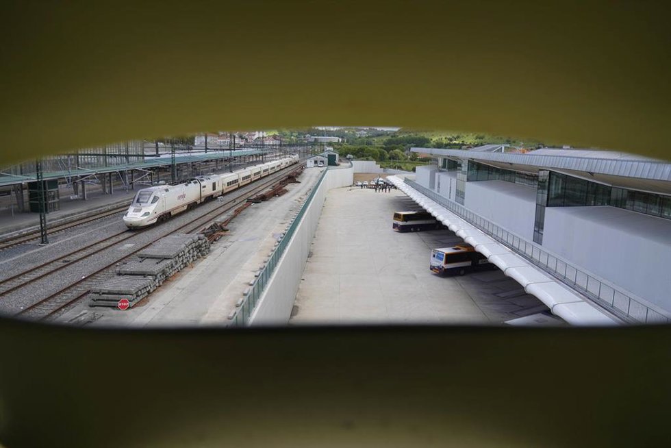 Archivo - La llegada de un tren, desde el interior de la nueva estación intermodal de Santiago de Compostela