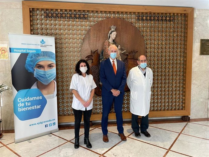 EI delegado de Igualdad, Políticas Sociales y Conciliación de la Junta en Granada, Manuel Montalvo, durante una visita al comedor social de la Obra Hospitalaria San Juan de Dios.