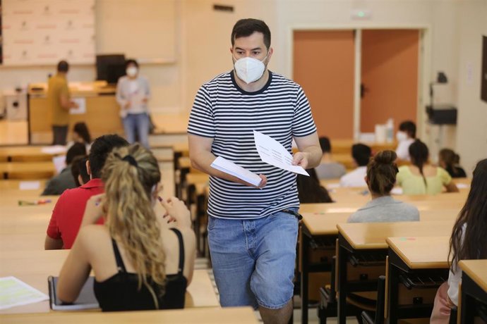 Archivo - Un joven camina por un aula de la Facultad de Ciencias Económicas y Empresariales.