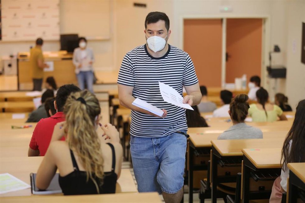 Archivo - Un joven camina por un aula de la Facultad de Ciencias Económicas y Empresariales.