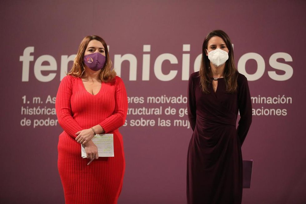 La secretaria de Estado contra la Violencia de Género, Ángela Rodríguez (i), y la ministra de Igualdad, Irene Montero