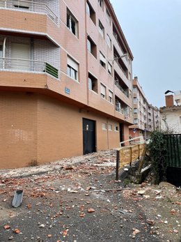 Escombros en la calle El Cristo de Lardero donde se ha producio la explosión en un ático