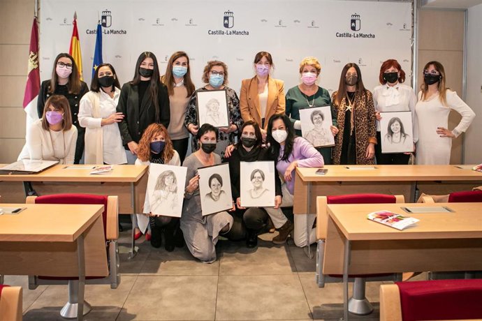 La consejera de Igualdad y portavoz del Gobierno regional, Blanca Fernández, presenta la revista Empoderadas de la Federación de Asociación de Jóvenes Empresarios y Empresarias de Castilla-La Mancha.