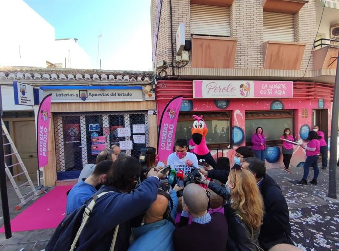 Archivo - Celebración del premio Gordo en la administración de lotería El Perolo de San Pedro del Pinatar