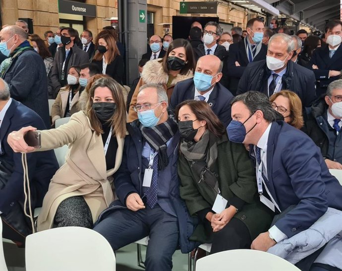 Cargos socialistas en el acto de inauguración del AVE celebrado este lunes en Ourense