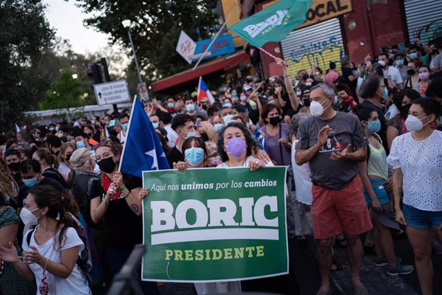 Archivo - Simpatizantes de Gabriel Boric celebran triunfo del candidato en la segunda vuelta de las elecciones presidenciales de Chile de 2021