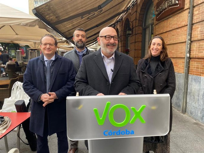 El parlamentario autonómico de Vox y presidente del partido en la provincia de Córdoba, Alejandro Hernández, con José Ramírez del Río, Rafael Saco y Paula Badanelli.