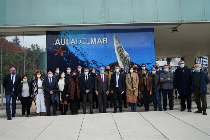 Foto de familia de la reapertura del Aula del Mar