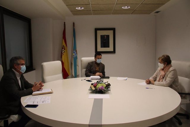 El conselleiro de Medio Rural, José González, se reúne con la alcaldesa de Ramirás, Isabel Gil