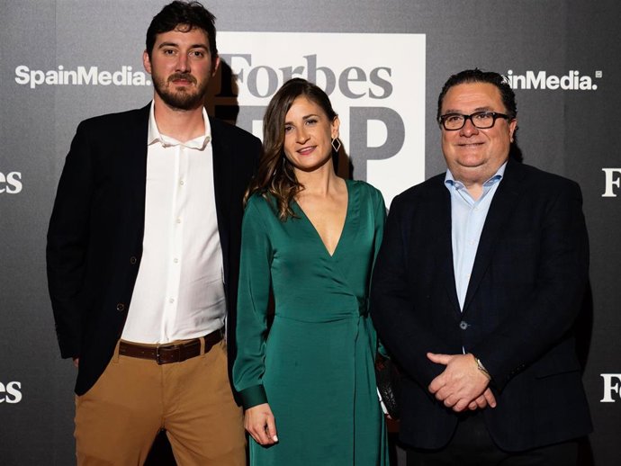 Archivo - Carlos Gutiérrez y Lidia Benito -miembros del equipo de maestros cerveceros de Mahou- con Ignacio Quintana, director general de Forbes España.