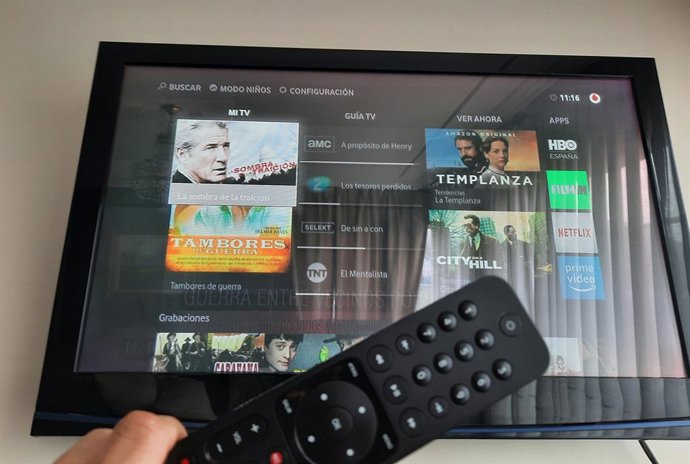 Archivo - Arxiu - Una televisió i un comandament a distncia