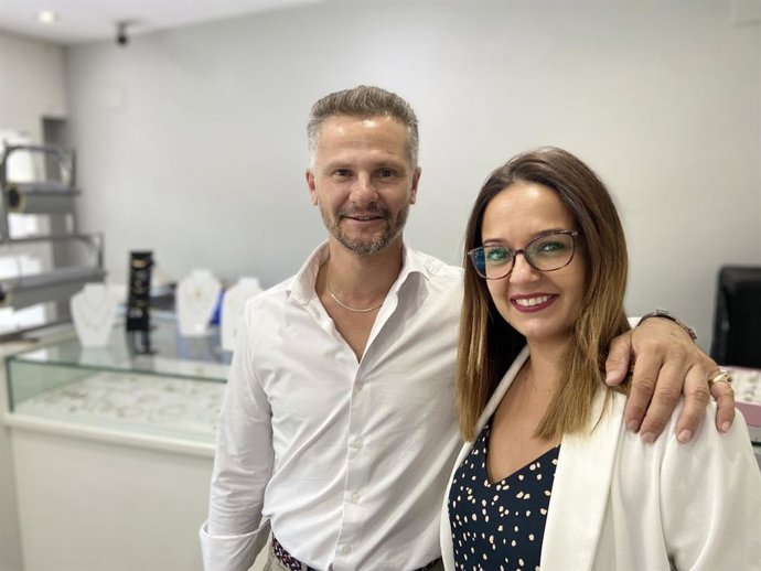 Esaúl Macías junto a Eli, su mano derecha