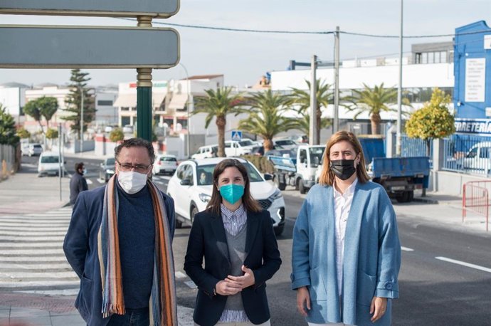 Casanueva (centro), durante su visita a las obras en las carrteras A-305 y A-3130 en Baena.