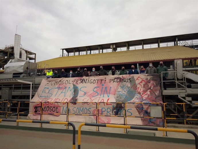 Los trabajadores de Zumos Palma encerrados en la planta de Palma del Río con una pancarta reividicativa.
