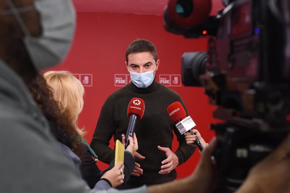 Archivo - El secretario general del PSOE-M, Juan Lobato, ofrece declaraciones a los medios de comunicación antes de presidir la primera reunión de la nueva Ejecutiva Regional del partido, en la sede del PSOE-M, a 15 de noviembre de 2021, en Madrid (Espa