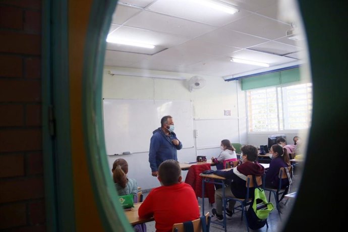 Archivo - Un profesor imparte clase, en una foto de archivo.