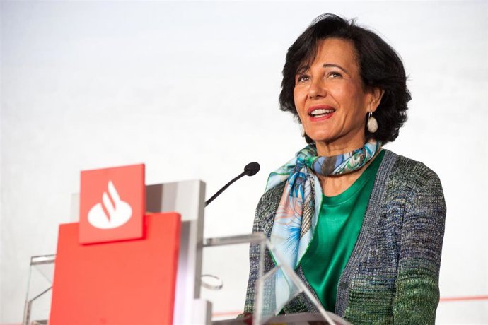 Archivo - La presidenta de Banco Santander, Ana Botín, en la presentación de resultados de 2020.