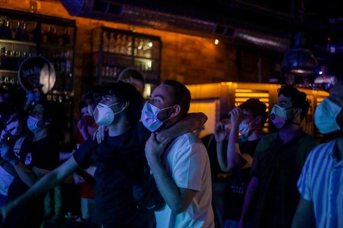 Archivo - Asistentes a un concierto.