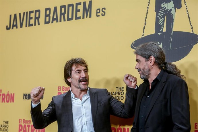 Archivo - El director de la película, Fernando León de Aranoa (i) y el actor Javier Bardem, posan en la premiere de la película El buen patrón