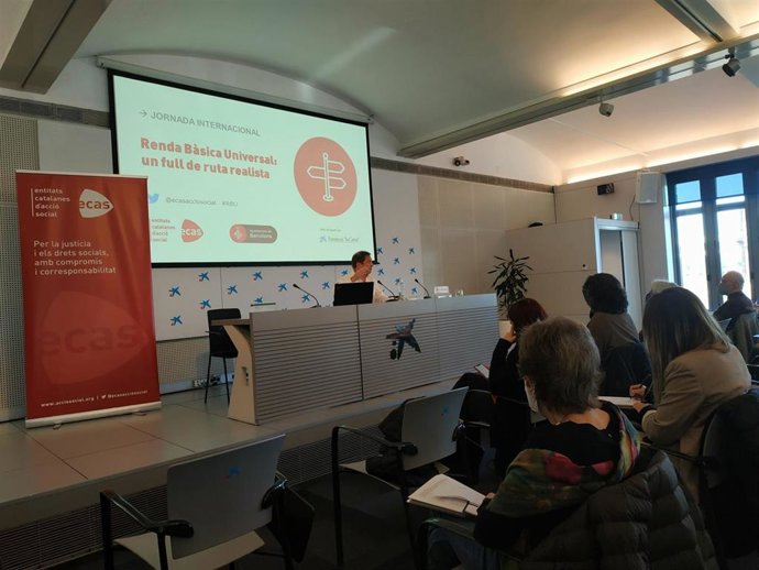 El economista Guy Standing participando en un acto de Ecas