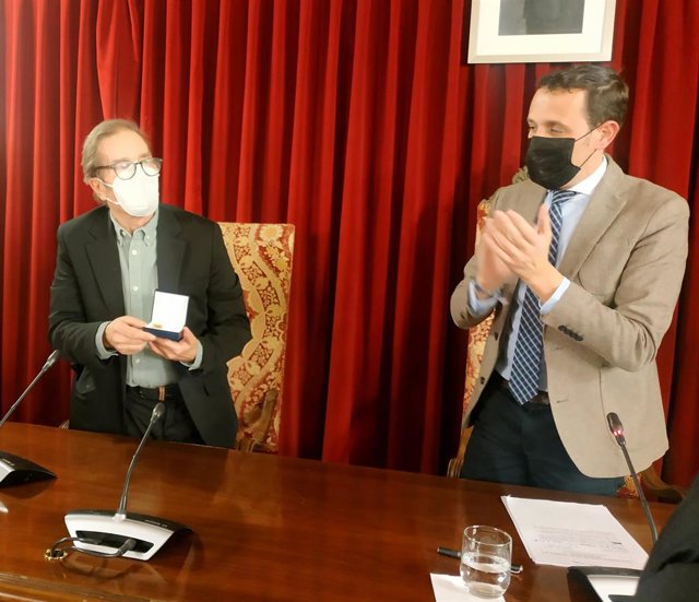 Javier Semprún (izda) en el momento de recibir de manos del presidente de la Diputación de Valladolid, Conrado Íscar, la Medalla de Oro del Premio de Teatro Provincia de Valladolid.