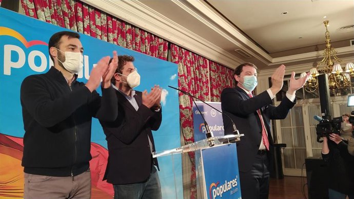 El presidente del PP, Alfonso Fernández Mañueco; el presidente del PP de León, Javier Santiago Vélez, y el secretario general del PP de León, David Fernández, durante el acto de este lunes en León.