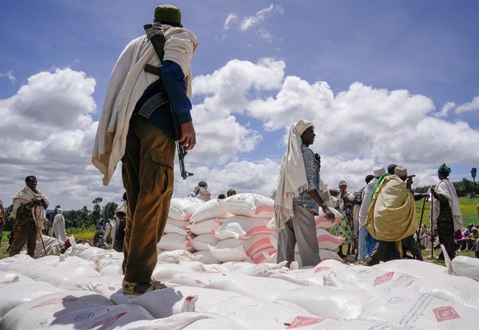 Archivo - Un guardia armado durante el reparto de ayuda humanitaria en Amhara, región bajo control del TPLF, en Etiopía