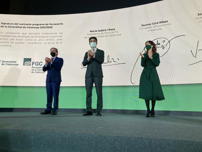El vicepresident i conseller de Polítiques Digitals i Territori, Jordi Puigneró; el conseller d'Economia i Hisenda, Jaume Giró, i la presidenta de FGC, Mart Subir, després de la signatura del contracte programa