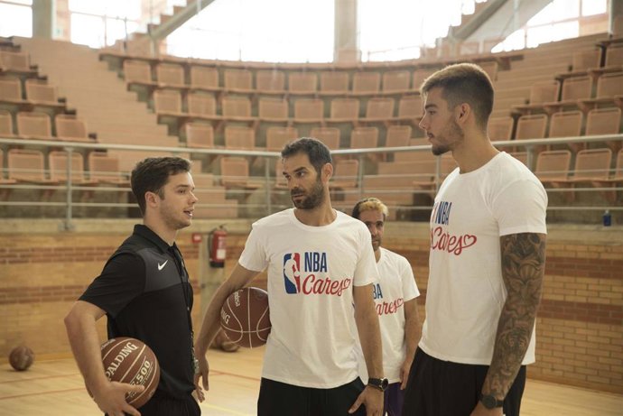 Archivo - José Manuel Calderón y Willy Hernangómez, en el campus de baloncesto del extremeño en 2019.