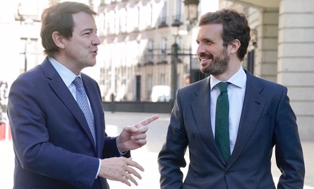 El presidente del PP, Pablo Casado, se reúne en el Congreso con el presidente de Castilla y León, Alfonso Fernández Mañueco.