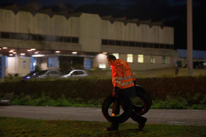Archivo - Un trabajador quema neumáticos durante una huelga general para reivindicar un futuro para la comarca en la Factoría de Alcoa en San Cibrao, a 17 de noviembre de 2021, en A Mariña, Lugo, Galicia, (España). Con esta huelga, reclaman medidas inm