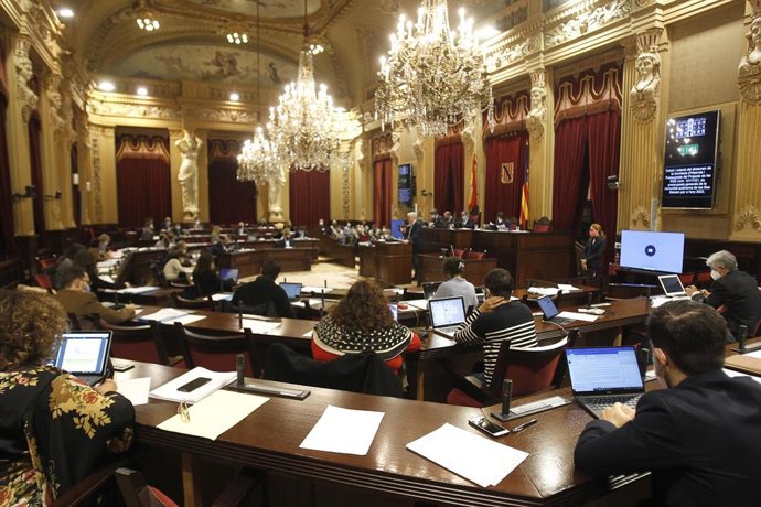 Vista general de una sesión plenaria, en el Parlament.