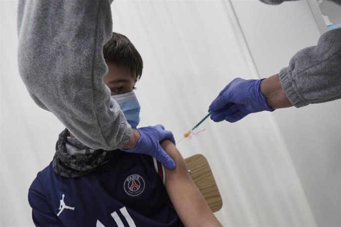Un niño es vacunado en el centro de vacunación pediátrica, organizado en el seminario del arzobispado de Pamplona, a 16 de diciembre de 2021, en Pamplona, Navarra (España).
