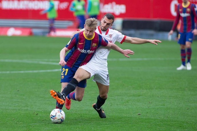 Archivo - Frenkie de Jong of Barcelona and Joan Jordan of Sevilla during LaLiga, football match played between Sevilla Futbol Club and Futbol Club Barcelona at Ramon Sanchez Pizjuan Stadium on February 27, 2021 in Sevilla, Spain.
