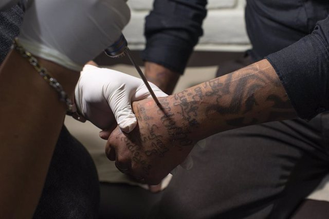 Borrado de tatuajes de un miembro de una mara, Barrio 18, en El Salvador