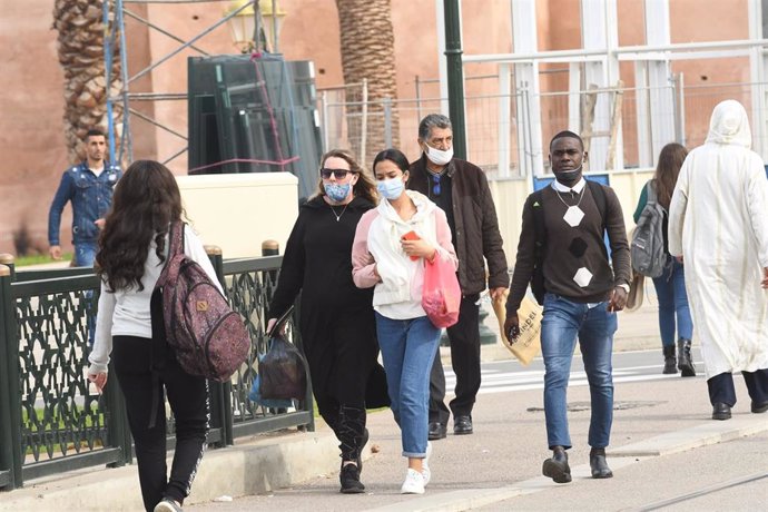 Ciudadanos en Rabat, capital de Marruecos, durante la pandemia de coronavirus.