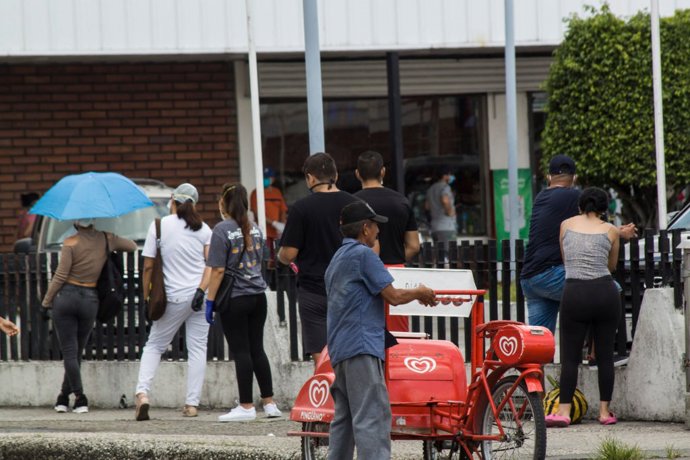 Archivo - Una calle en Guayaquil, Ecuador.