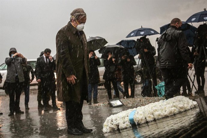 El secretario general de Naciones Unidas, António Guterres, ante el monumento en homenaje a los fallecidos por la explosión en el puerto de Beirut, en Líbano, en agosto de 2020