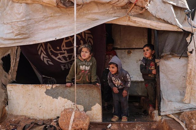 Niños refugiados sirios en un campamento de desplazados