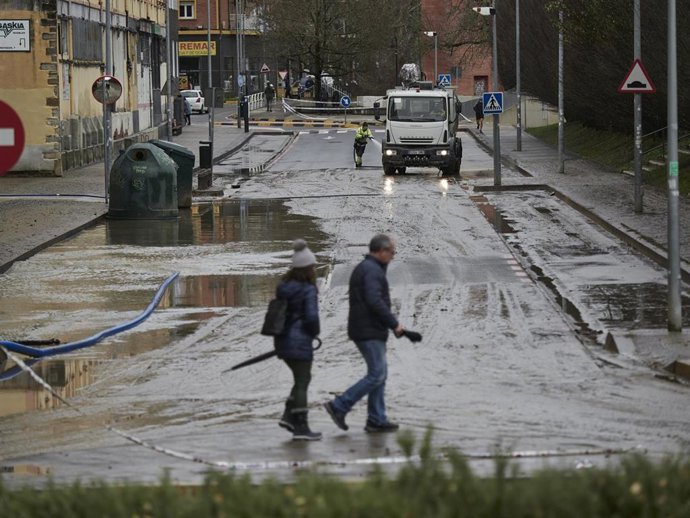 Una calle en el barrio de Rochapea, tras la crecida del río Arga, a 11 de diciembre de 2021, en Pamplona, Navarra (España). El temporal de lluvias asociado a la borrasca Barra sigue afectando a Navarra con desbordamiento de ríos e inundaciones que han o