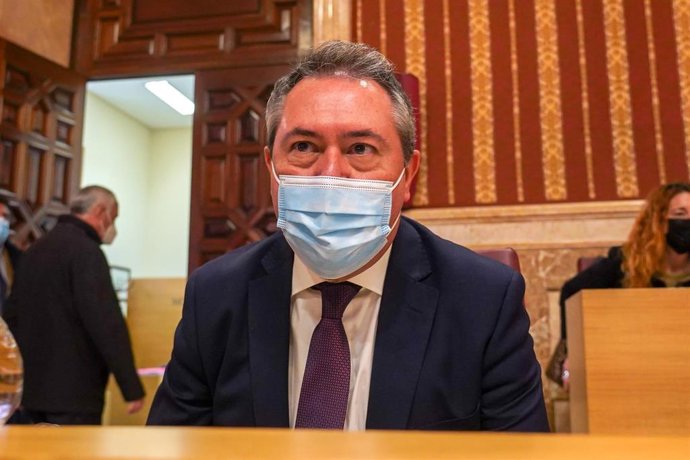 El alcalde de Sevilla, Juan Espada en el pleno  extraordinario del Ayuntamiento de Sevilla para dar cuenta de la renuncia la Alcaldía a 20 de diciembre 2021 en Sevilla (Andalucía)