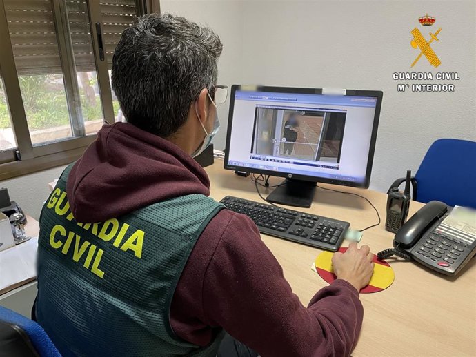 La Guardia Civil de Almería, dentro del marco de la Operación denominada 'Marder', ha detenido en Roquetas de Mar a la presunta autora de 29 delitos de estafa cometidos a través de 'Halcash'