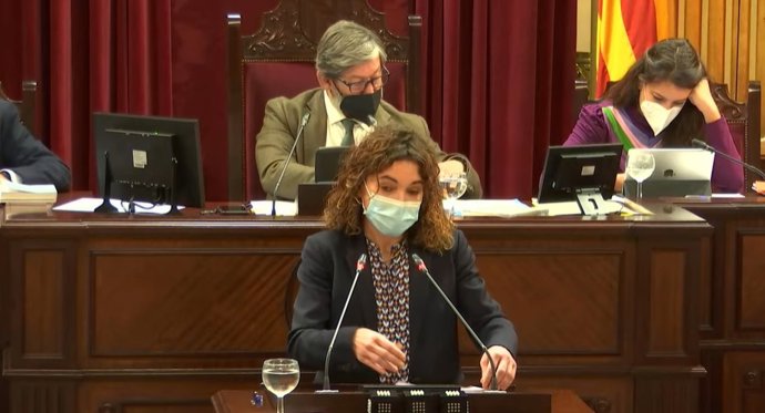 La consellera de Hacienda y Relaciones Exteriores, Rosario Sánchez, durante su intervención en el Parlament.
