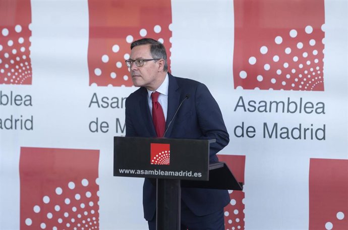 El portavoz del PP, Alfonso Serrano, comparece ante los medios en la Asamblea de Madrid.